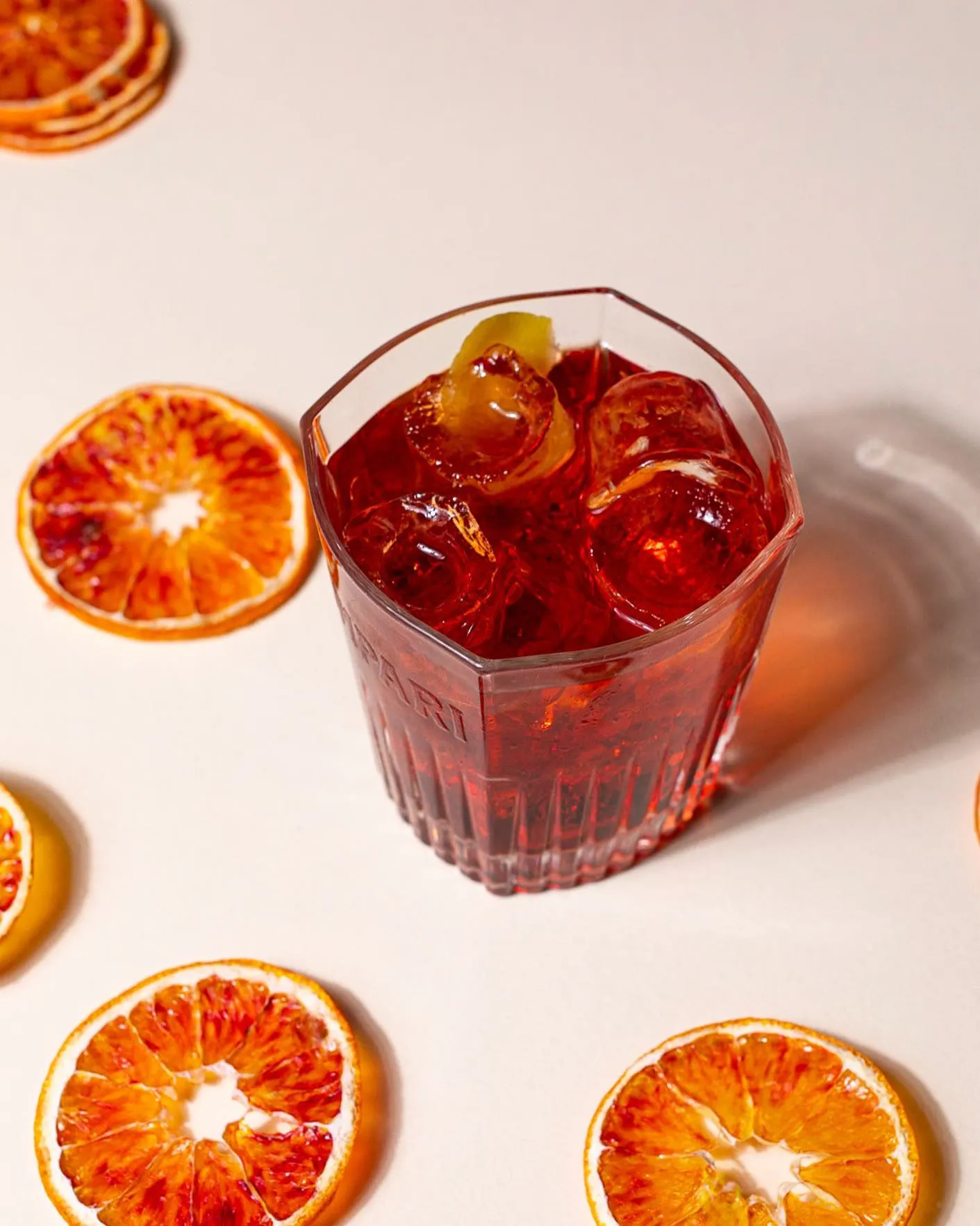 Negroni con fette di arancia rossa