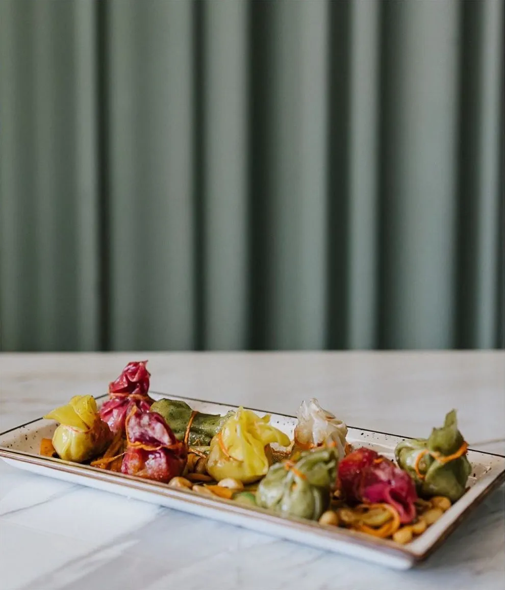 Fagottini colorati serviti per l’aperitivo