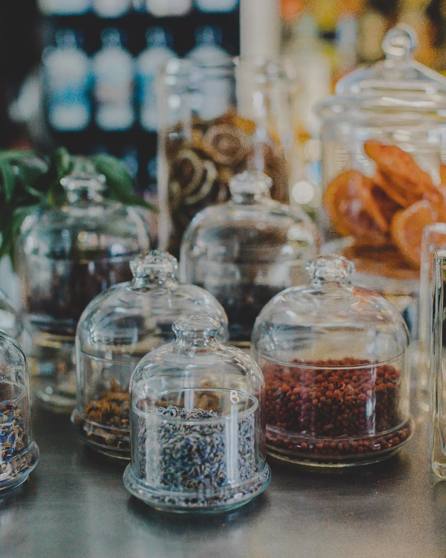 Barattoli di botaniche e spezie per la mixology