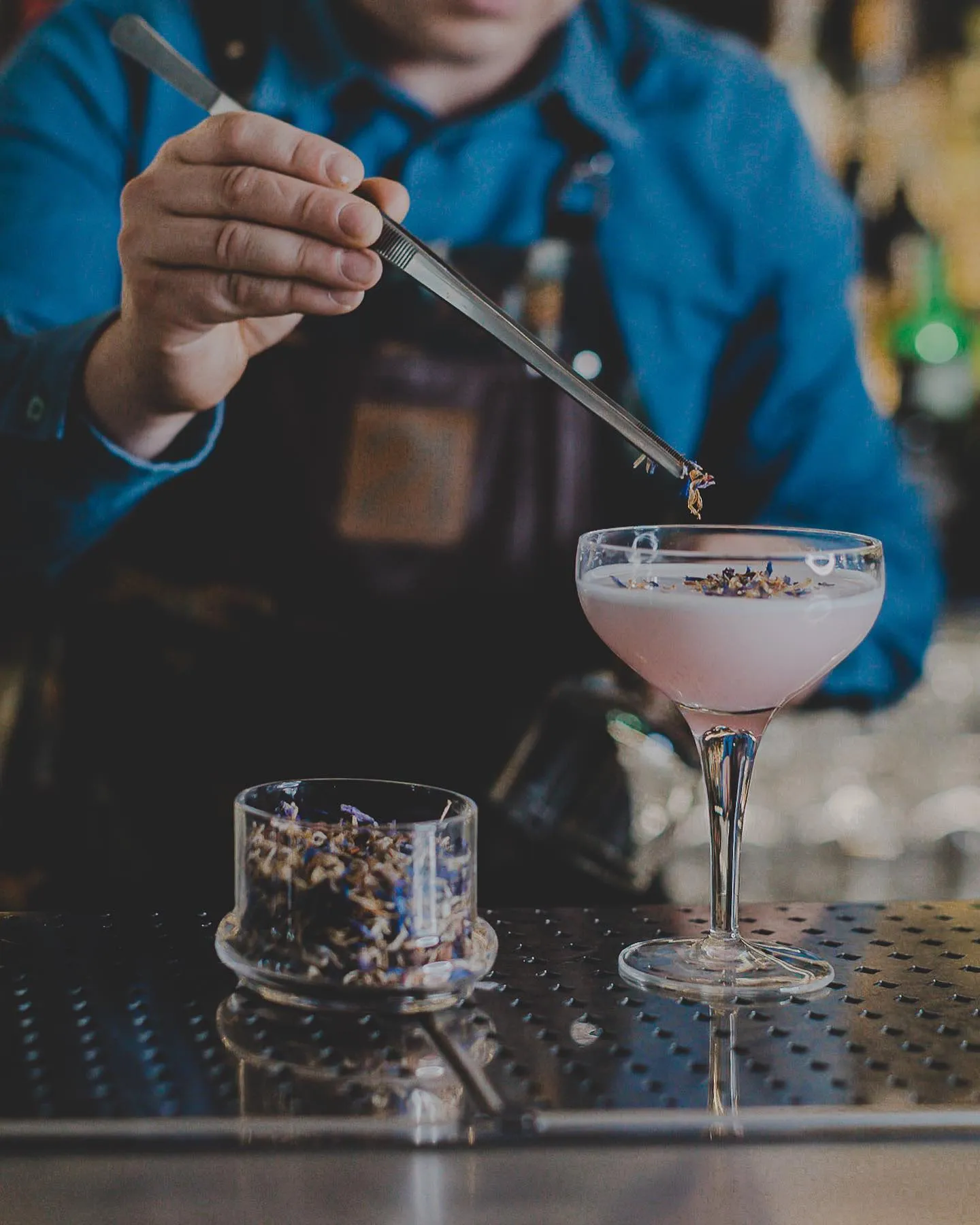 Mirko al bancone prepara un cocktail