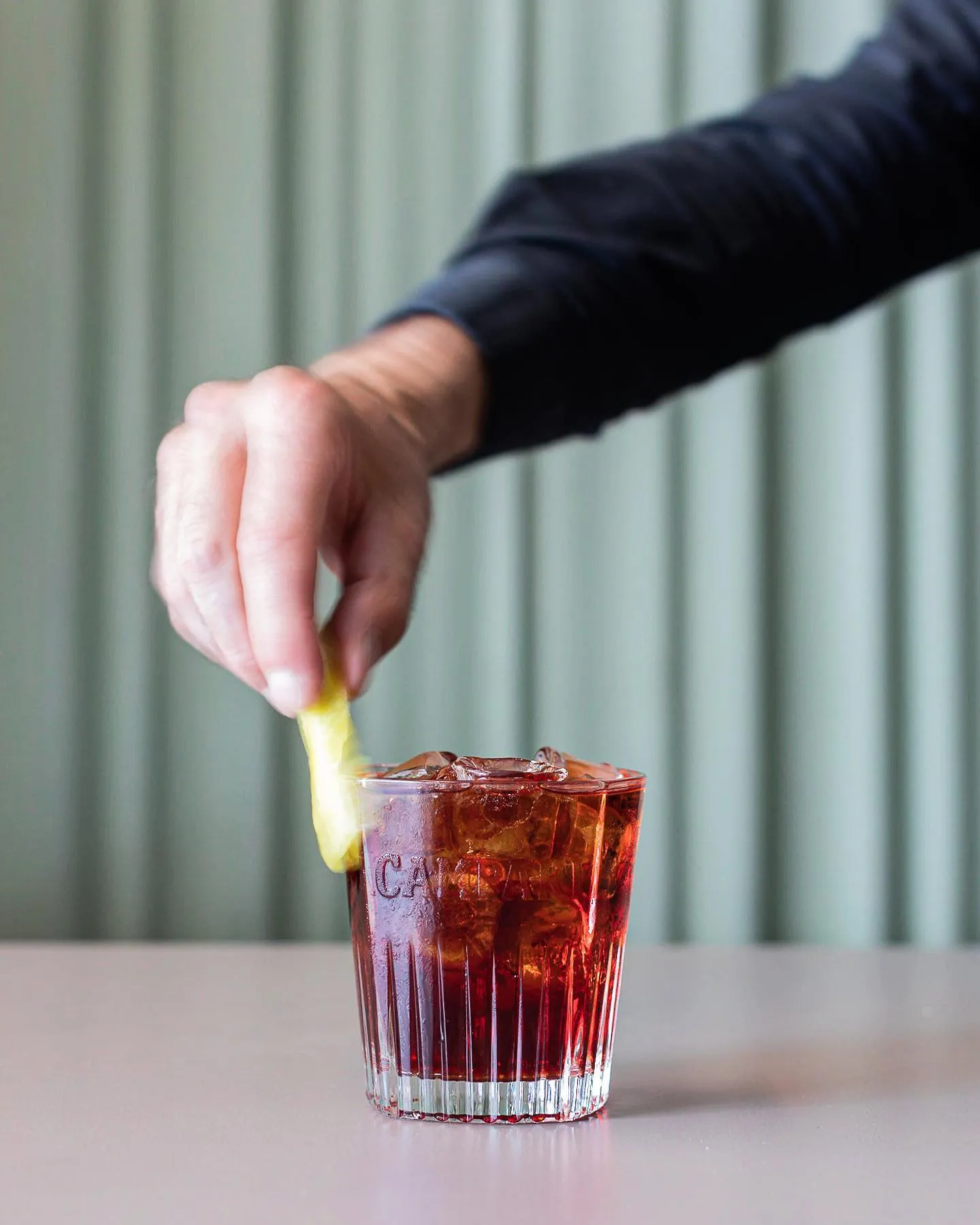 Negroni guarnito con scorza d’arancia