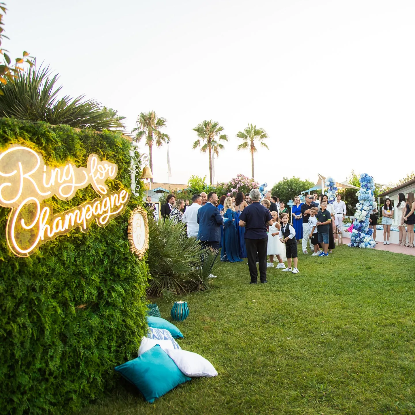 Evento in giardino con angolo champagne