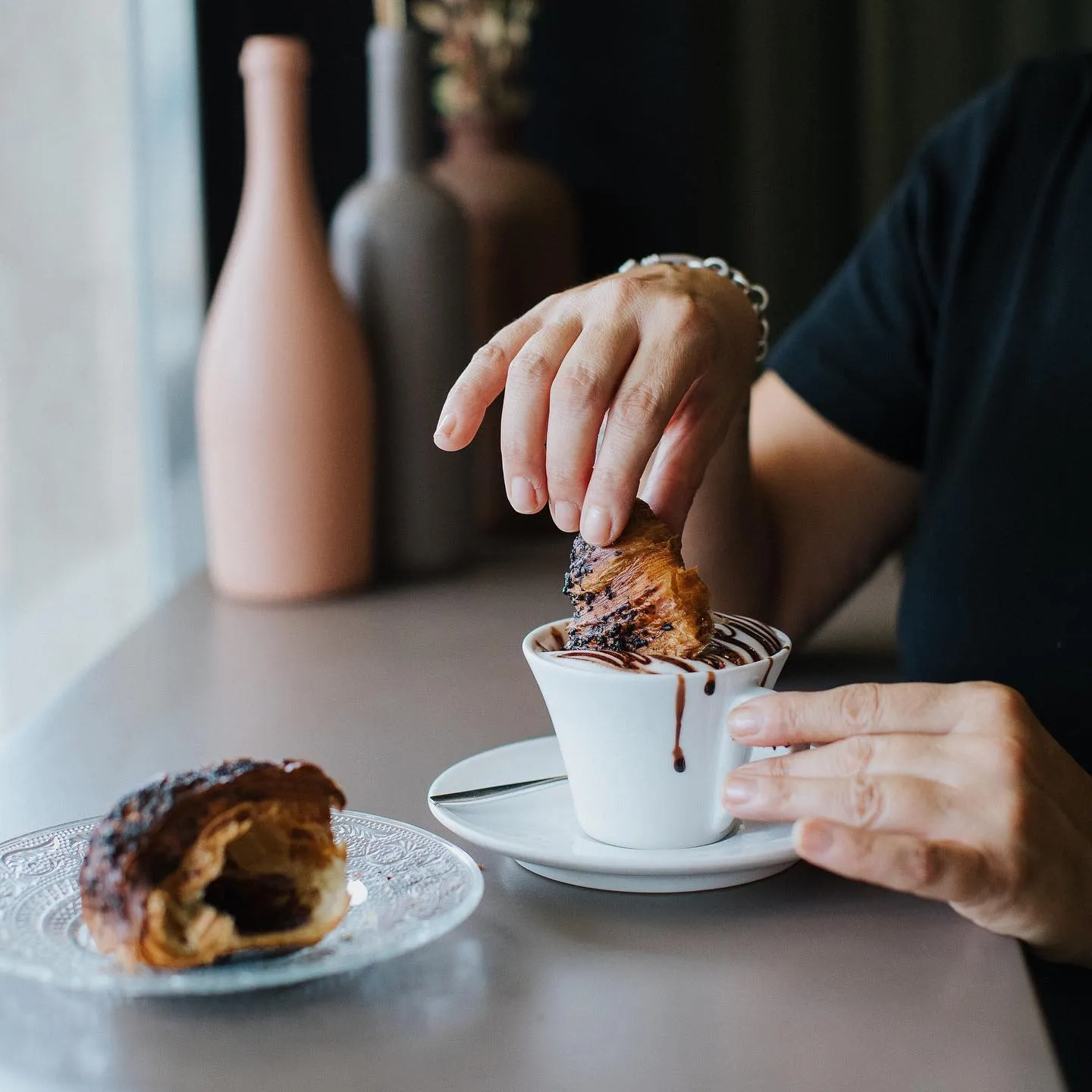 Cappuccino e cornetto al bancone di Caffè21