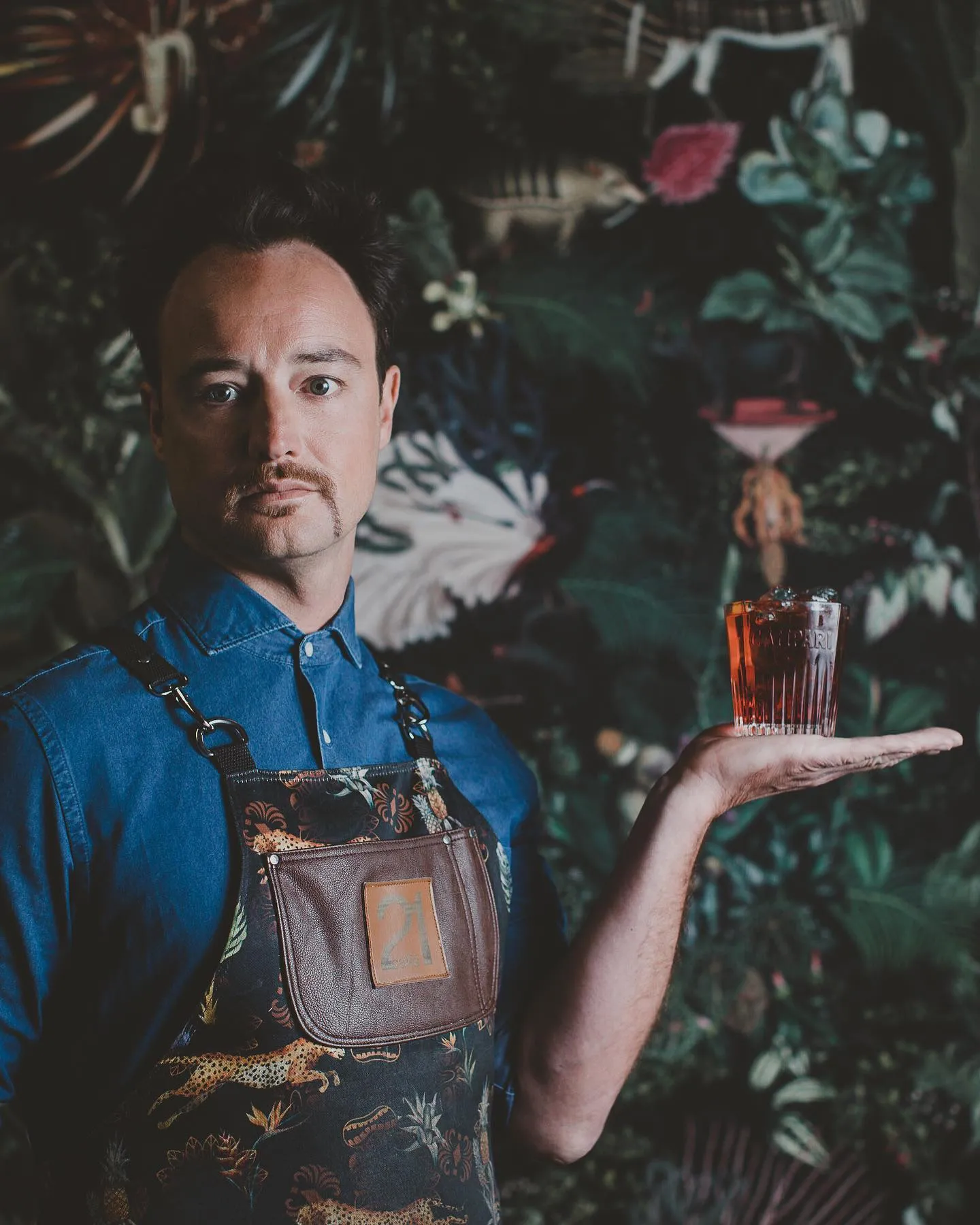 Mirko Cocchi, titolare di Caffè21, con un cocktail