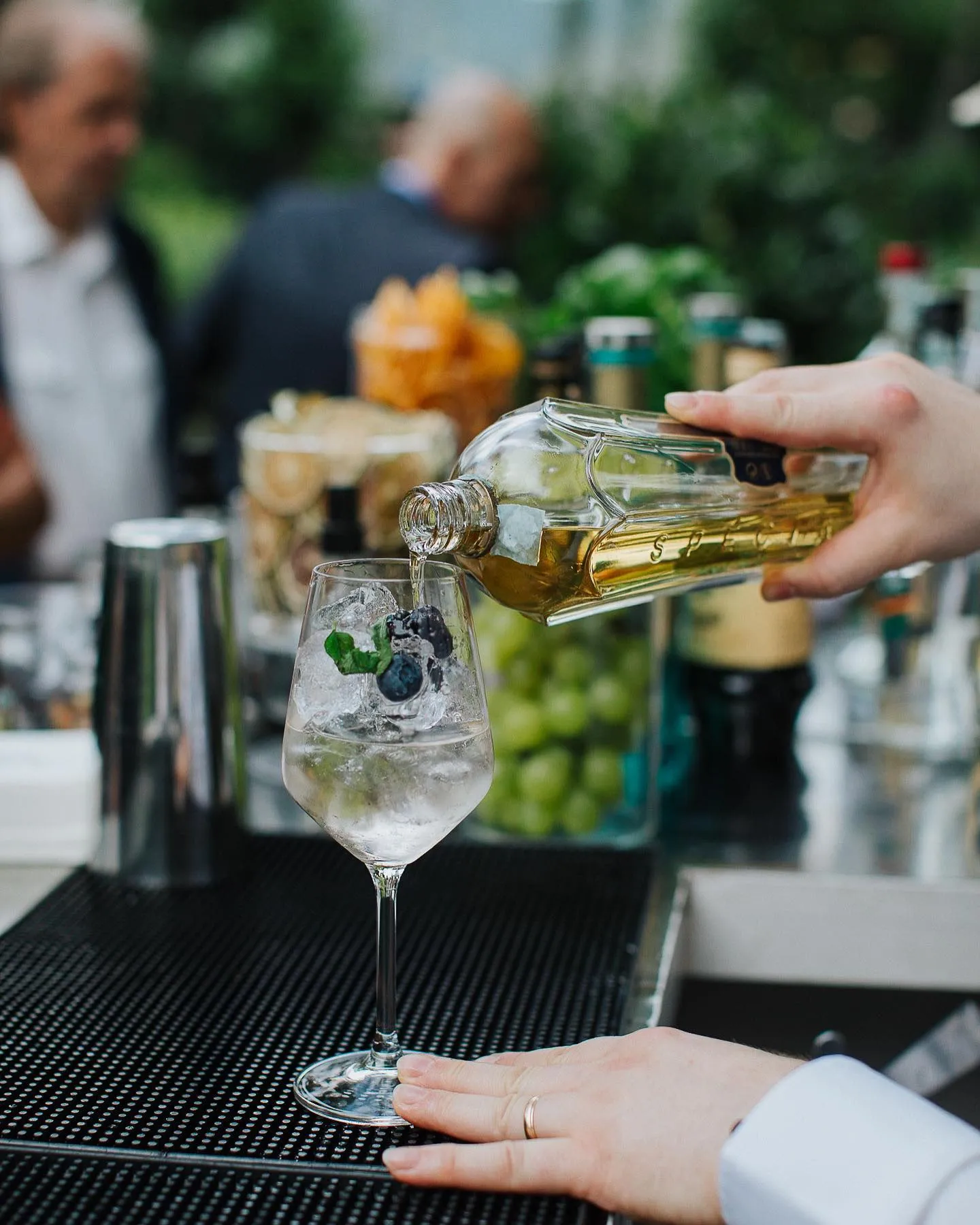 Gin tonic preparato durante una serata